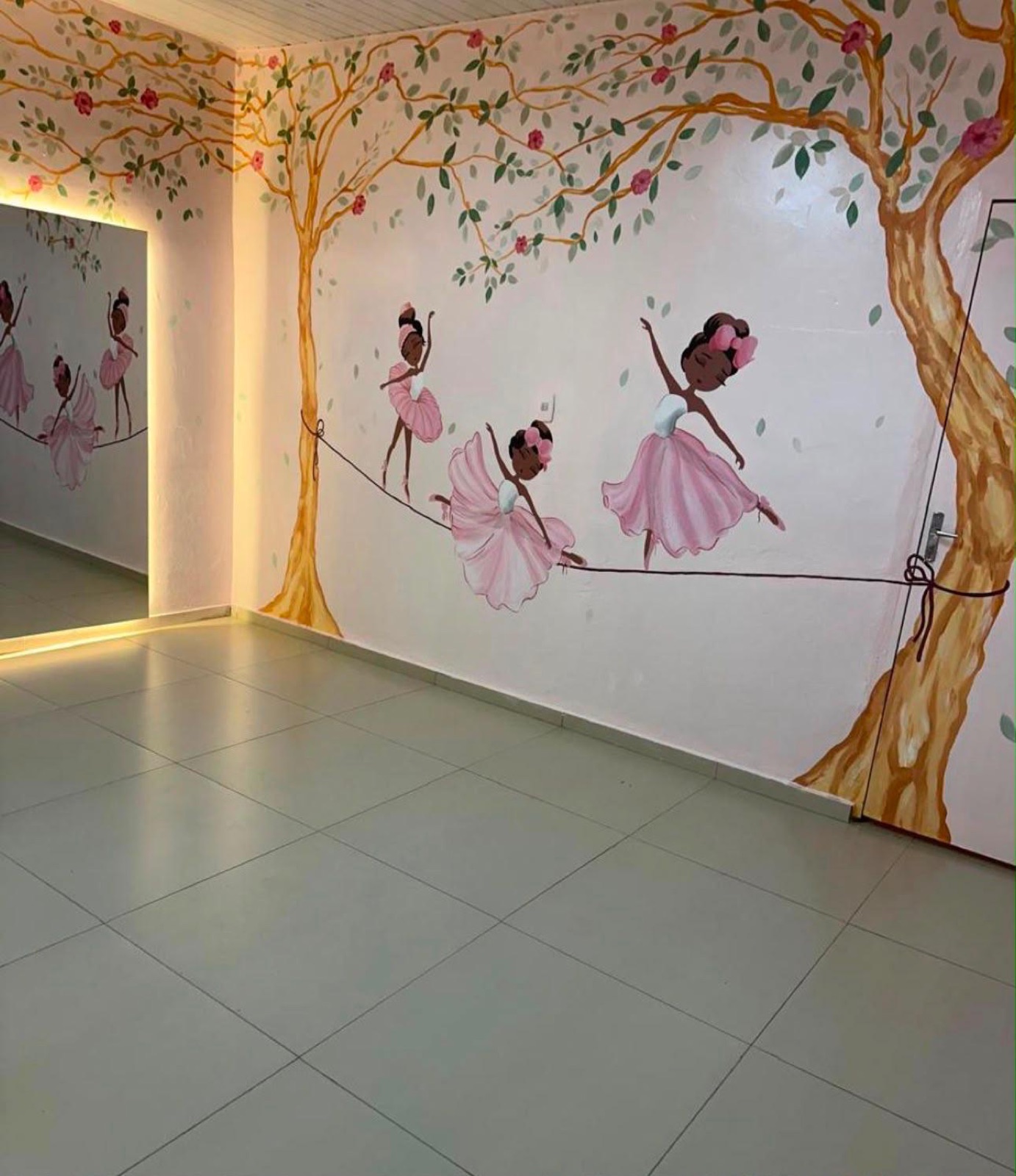 Mural pintado do salão, com bailarinas entre árvores floridas