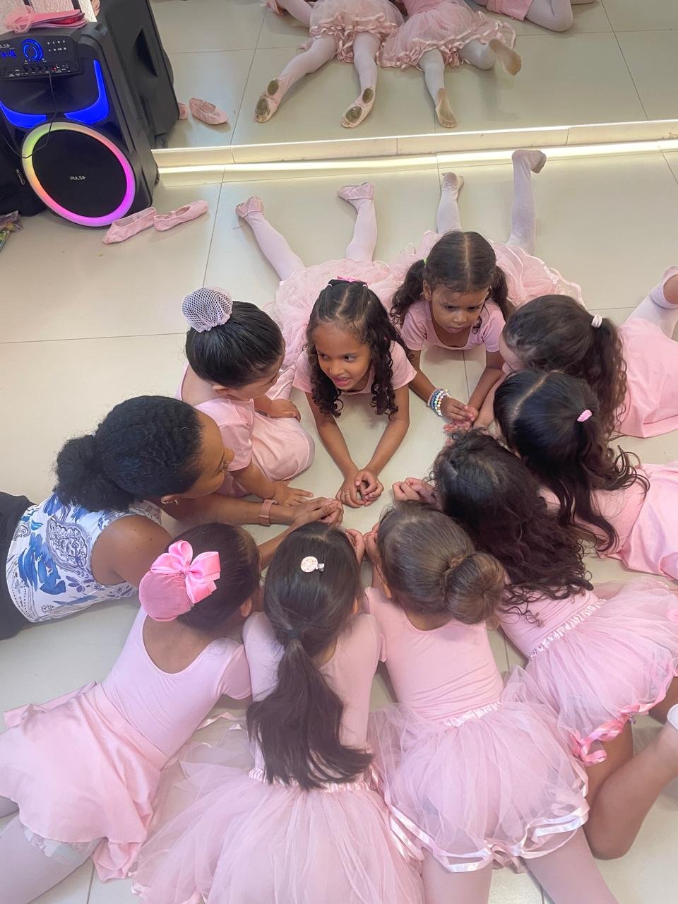 Bailarinas da escola em roda na aula de ballet