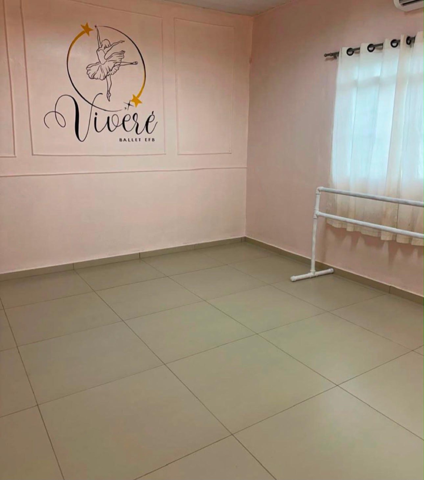 Salão do Viveré Ballet com barra e logo na parede