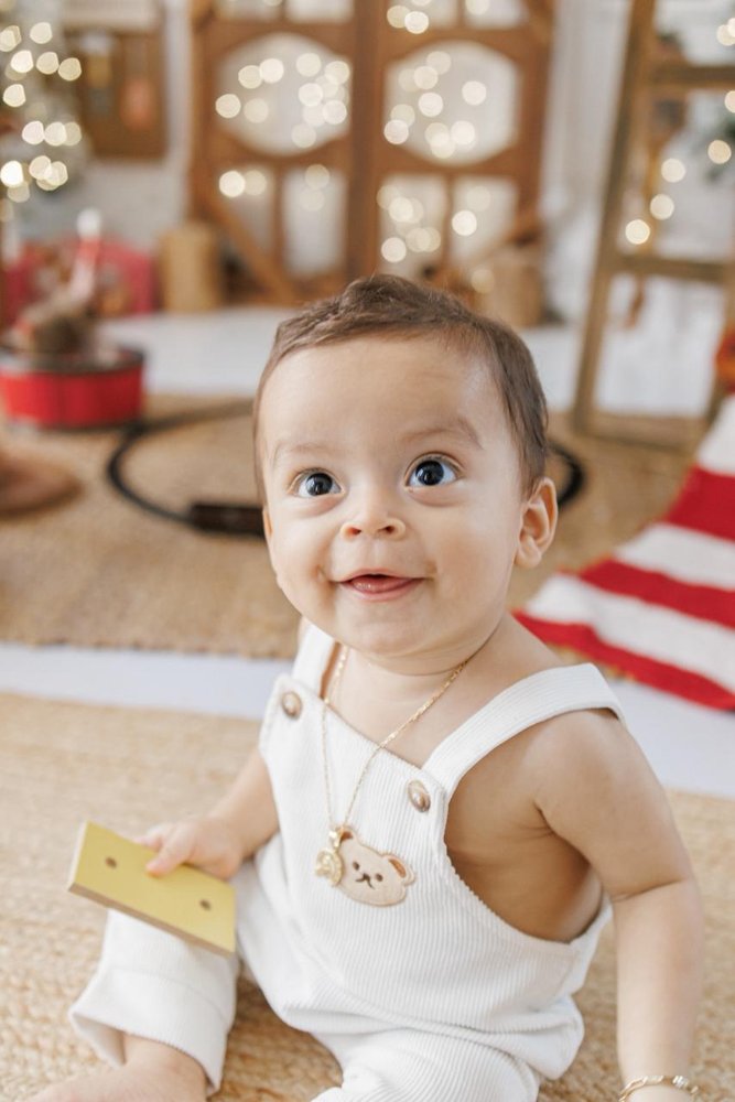 Bebê sorrindo em ensaio fotográfico