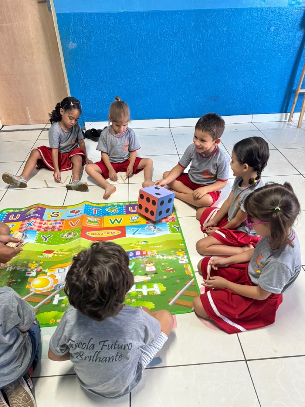Crianças brincando no tapete de atividades