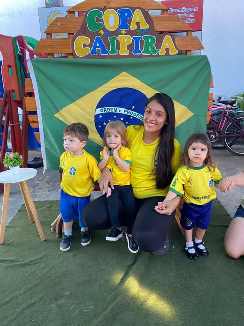 Professora com os pequenos da Educação Infantil